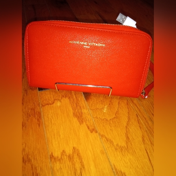 NWOT ADRIENNE VITTADINI CHARGING WALLET/ CLUTCH. - Picture 3 of 11
